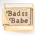 Dettaglio del charm italiano in acciaio dorato con scritte Badss Babe in smalto bianco - Slogan Badss Babe (2876)