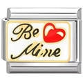 Dettaglio del charm Be Mine con bordo dorato e cuore rosso per bracciali modulari - Stile Lettera Nera su Base Argento Be Mine (2909)