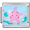 Vue détaillée d'une breloque étoile de mer rose en émail sur fond marin bleu - Étoile de Mer Rose (2980)