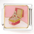 Détail macro du charm italien avec boîte à bague en émail sur maillon en acier inoxydable - Style Boîte à Bague (3177)