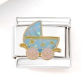 Dettaglio della maglia charm italiana con un passeggino blu e finiture dorate lucide - Stile Carrozzina (3234)
