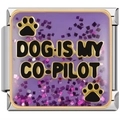 Dettaglio macro del charm modulare italiano con glitter viola e impronte di cane - Dog Is My Co-Pilot Glitter Viola (3257)