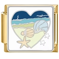 Detail-Nahaufnahme eines herzförmigen Strandlandschafts-Charms auf Goldbasis - Muschel und Seestern Gold Design (3432)