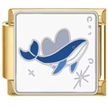 Makroaufnahme eines goldenen quadratischen Charms mit blauem Emaille-Wal und Herz - Verspielter Delphin Gold Design (3431)