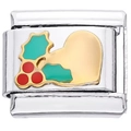 Dettaglio macro di charm italiano con cuore dorato e motivo smaltato di agrifoglio verde - Cuore di Ciliegia