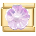 Détail macro du charm modulaire plaqué or 18K avec fleur violette et perle pour bracelet - Fleur de Perle en Or Lavande