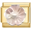 Détail macro d'un maillon de style italien avec finition dorée et fleur en résine - Fleur de Perle en Or Blanche