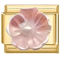 Gros plan détaillé d'un maillon modulaire en or 18 carats avec une fleur rose délicate - Fleur de Perle en Or Rose