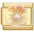 Détail d'un maillon de bracelet italien doré avec une fleur irisée et centre en perle - Fleur de Perle en Or Crème