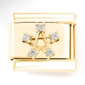 Makroansicht der goldenen Edelstahl-Charms-Link mit einem Stern und Zirkonia-Steinen - Goldener Stern mit Zirkonia