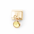 Makroaufnahme eines goldenen Charm-Moduls mit einem gelben Zirkonia-Anhänger - Gold Champagner