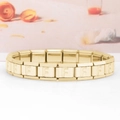 Dettaglio macro della maglia del bracciale modulare in oro con lettera F in rilievo - Lettera F
