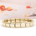 Dettaglio di maglie di bracciale modulare italiano dorato con lettera K incisa - Lettera K