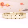 Dettaglio del bracciale componibile in acciaio inossidabile dorato con lettera N incisa - Lettera N