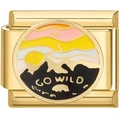 Vue macro d'un charm en acier inoxydable doré 9mm avec motif montagne et texte GO WILD - Style Aventure en Pleine Nature Go Wild (2415)