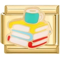 Macro d'un charm italien en acier inoxydable doré avec émail de livres et tasse de café - Style Étude Livres et Café (2416)
