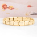 Dettaglio delle maglie del bracciale componibile dorato con motivo a V inciso - Lettera V