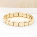Dettaglio delle maglie modulari del bracciale Italian Charms in acciaio dorato con incisione a X - Lettera X