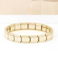 Primo piano del bracciale italiano a charm dorato con lettera Z incisa su acciaio inossidabile - Lettera Z