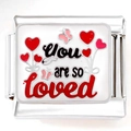 Dettaglio charm in acciaio inossidabile con testo You Are So Loved e motivo a cuore - Cuore Farfalla Rosso Rosa (3895)