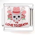 Dettaglio macro di charm italiano con teschio, cappello rosa e testo Love to Death - LOVE TO DEATH Rosa (3894)