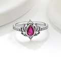 Macro di anello loto in argento 925 con gemma rossa a pera e dettagli in zircone lucido - Platino (Zirconia Rosso Rosa)
