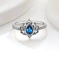 Vista macro dell'anello a loto in argento S925 con pietra preziosa blu a forma di goccia - Platino (Zirconia Blu Profondo)