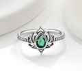 Dettaglio macro anello loto in argento S925 con zircone verde a goccia e pietre bianche laterali - Silver Tone (Emerald Green Zirconia)
