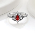 Anello loto in argento 925 con zircone rosso a goccia e diamanti laterali lucidi - Platinato (Zirconia Rossa)