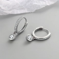 Elegantes pendientes de aro de plata S925 con colgantes de circonita redonda brillante - Tono Platino (Zirconia Blanca)