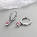 Elegantes pendientes huggie de plata S925 con dijes de circón rosa de corte redondo - Platino (Zirconia Rosa)
