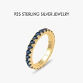 Anello eternity in argento S925 con pietre preziose blu scintillanti e finitura dorata - Oro (Zircone Blu)