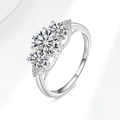 Anello in argento sterling 925 con tre pietre di moissanite rotonde e finitura in argento - Taglia US 5 / 2 Carati di Moissanite