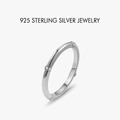 Eleganter S925 Sterlingsilber Ring, schmal mit funkelnden klaren Zirkonia und Prägung - US Größe 5