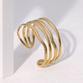 Detalle de brazalete de serpiente multicapa en oro de 18K con acabado de textura martillada - Dorado (SZ109)