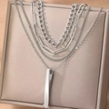 Collier argenté multicouche avec chaîne trombone et pendentif barre verticale - Style de Barre Torsadée Argentée (B7094)
