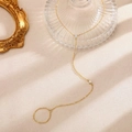 Elegante pulsera de mano dorada con circonitas claras y cadenas de bolas de estilo minimalista - Estilo de Pulsera con Anillo y Estrás (10A-03-18) / Dorado