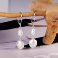 Gros plan de boucles d'oreilles pendantes en perles baroques avec crochets argent - 1 Paire / Argent