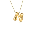 Collier avec pendentif lettre M 3D doré poli et chaîne fine sur un fond blanc neutre - Or - Lettre M