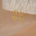 Detailansicht der eleganten Gold-Schleifen-Ohrringe mit funkelnden weißen Zirkonia - Pavé-Straßstein Schleifen-Huggie (Stil Eins Gold)