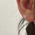 Minimalistischer silberner Schleifenohrstecker mit poliertem Metallfinish für Damen - Mini Schlanker Schleifen-Ohrring (Stil Zehn)