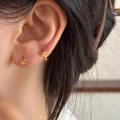 Elegante goldene Schleifenohrringe am Modell für festliche Partys und Geschenke - Mini Einfacher Schleifen-Ohrring (Stil Neun)