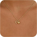 Collana a cuore placcata in oro 14k con ciondolo lettera C indossata sul collo - Lettera C