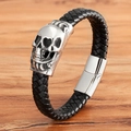 Geflochtenes Herrenarmband aus schwarzem Leder mit silbernem Totenkopf und Magnetverschluss - 19cm / Großer Totenkopf Stil (BXG2122)