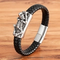Herren Armband aus schwarzem Ledergeflecht mit silbernem Totenkopf und Magnetverschluss - 19cm / Skelett Plakette Stil (BXG2124)