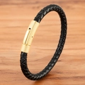 Herren Armband aus schwarzem Leder mit goldener Rändelung auf Holzoberfläche - 19cm / Goldener Verschluss Schwarzes Leder