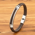 Pulsera de cuero trenzado marrón oscuro con cierre de acero sobre fondo madera - Marrón / 19cm