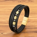 Pulsera multicapa de cuero para hombre con cuentas de oro y plata sobre fondo de madera - 19cm / Dorado