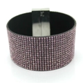 Φαρδύ βελούδινο βραχιόλι με μωβ κρύσταλλα και ασημί μαγνητικό κούμπωμα σε λευκό - Στυλ Μωβ Στρας (106)