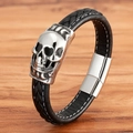 Punk Herrenarmband aus schwarzem Ledergeflecht mit silbernem Totenkopf und Magnetverschluss - 19cm / Totenkopf Stil (BXG2132)